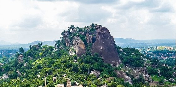 Montagne sacrée Arigbo dominant l'Igbo Idaasha ou Forêt Idaasha : Territoire aujourd'hui appelé DASSA-ZOUMÈ.